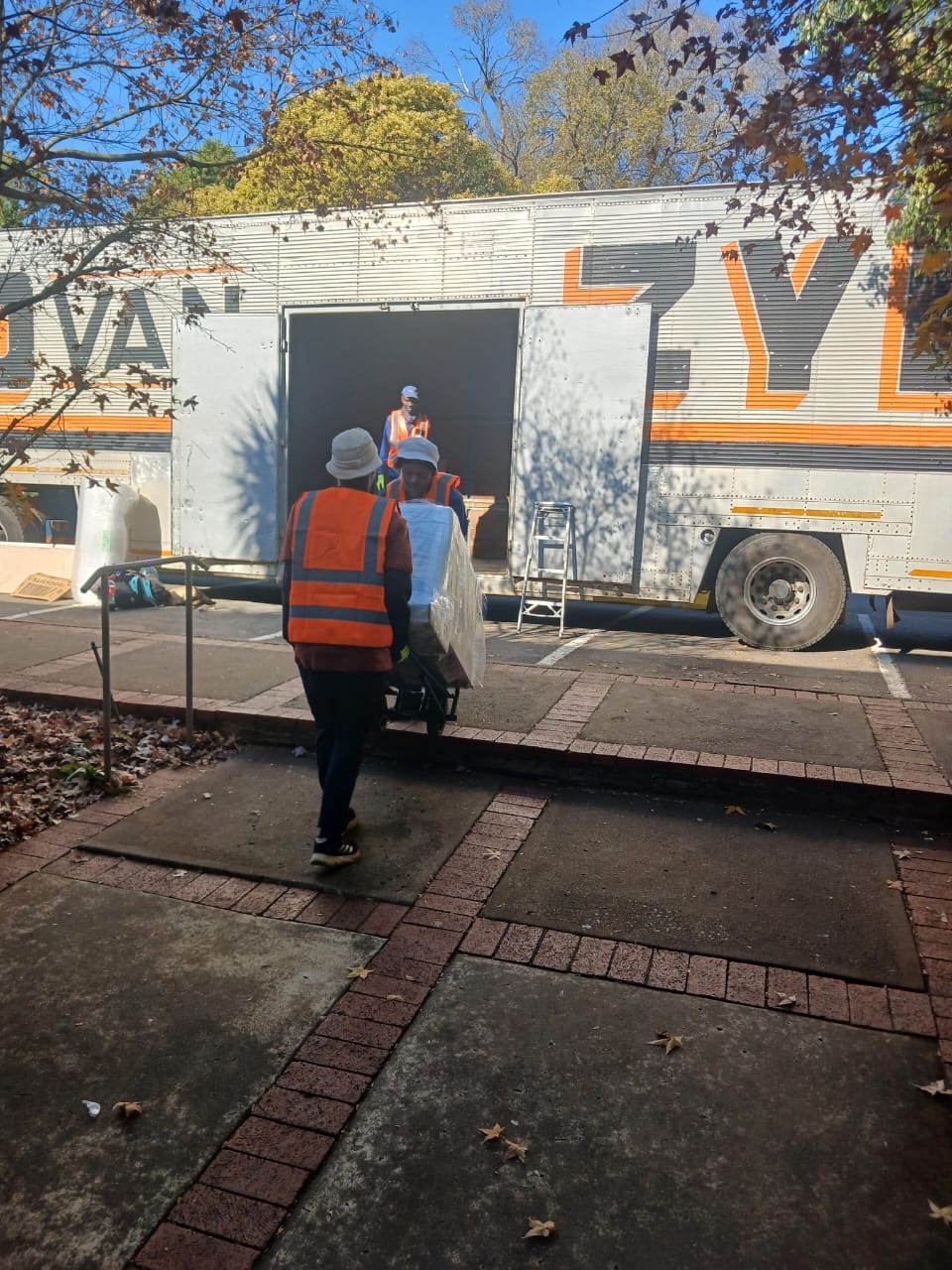 NWU Verhuising Projek — Oosthuizen Meubelvervoer laai die vragmotor